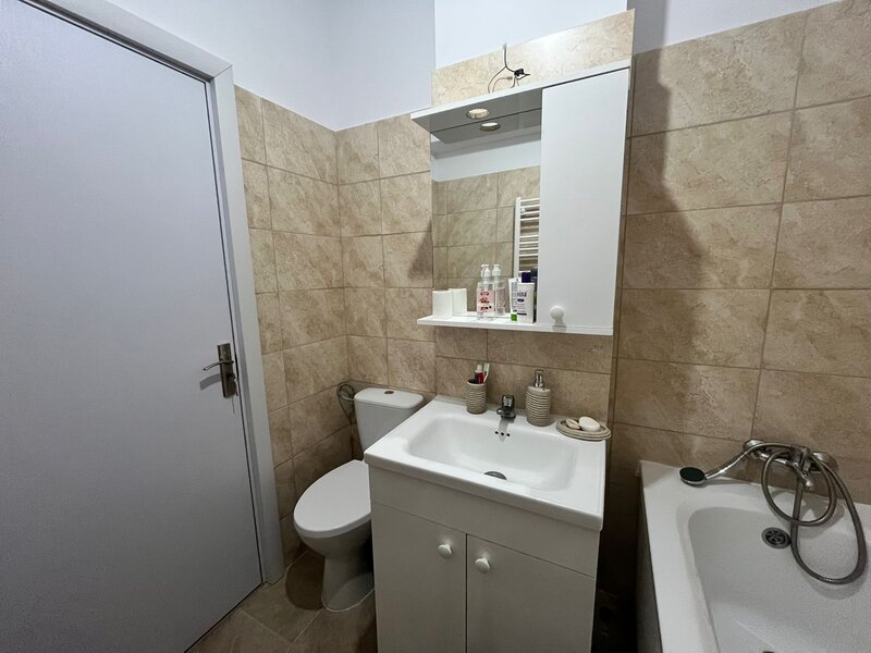 1 Decembrie 13 min. metrou, apartament 2 camere, mobilat/utilat.