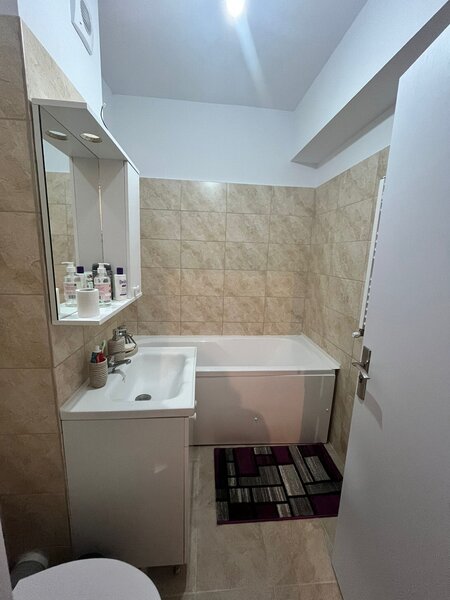 1 Decembrie 13 min. metrou, apartament 2 camere, mobilat/utilat.